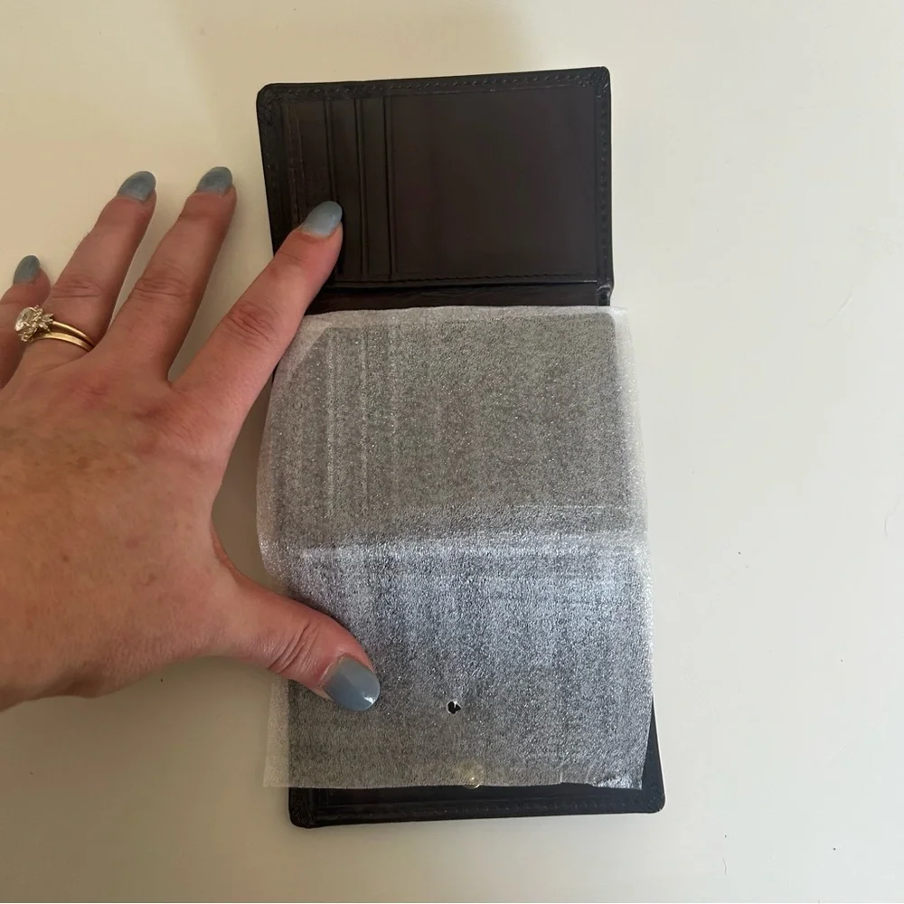 Men’s black leather tri fold wallet